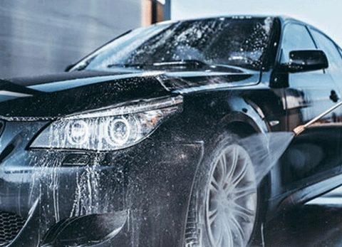 rửa xe bằng máy áp lực nước